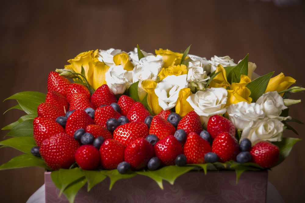 Клубника и розы