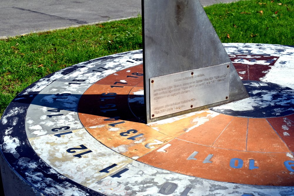 Sundial is a sign of time / Солнечные часы - знак времени