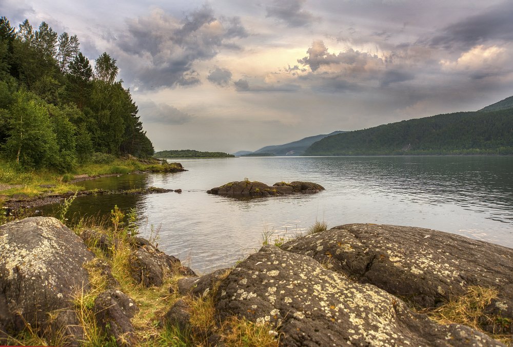 Озаряя светом.