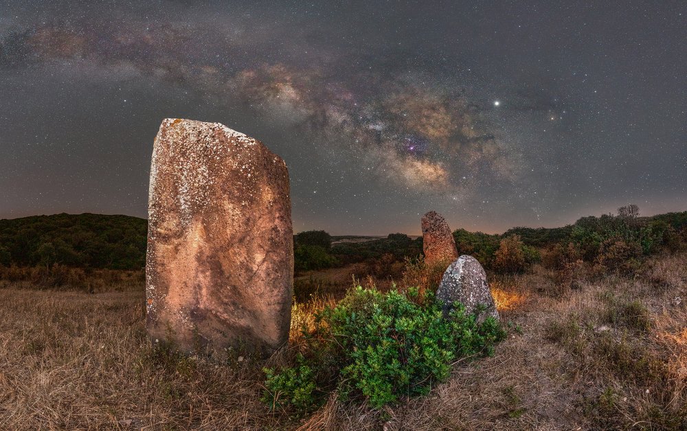 Menhir Sardegna sotto un cielo di stelle