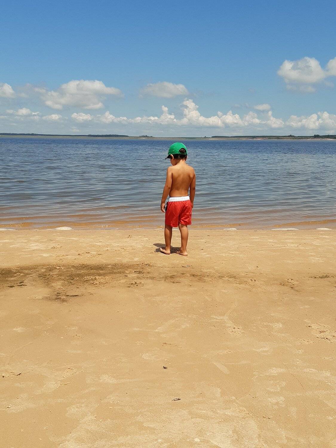 Lolito escuchando la orilla del río
