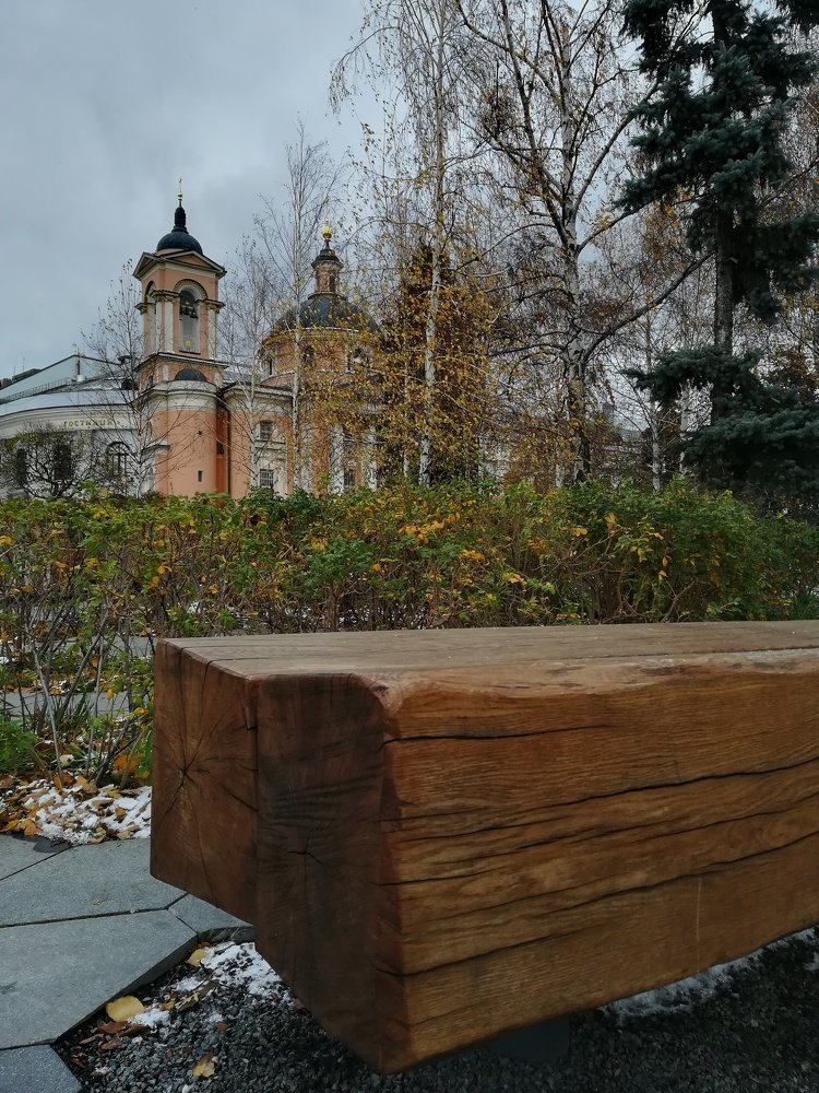 Скамейка в парке Зарядье. Москва.