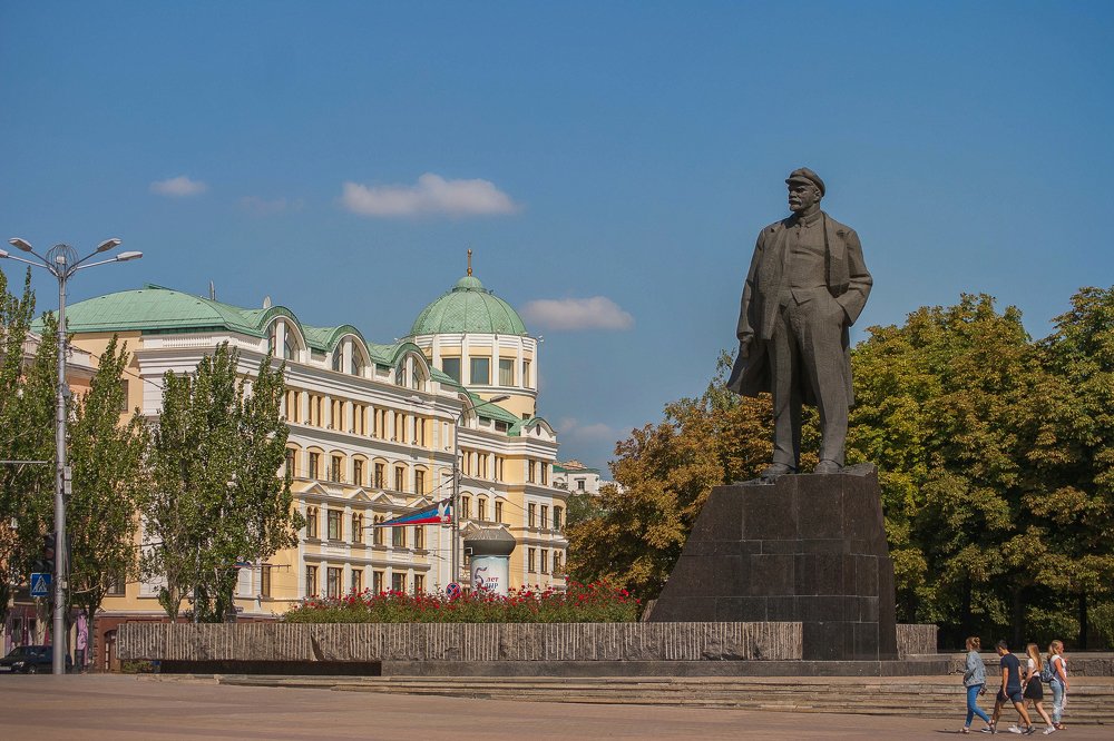 И Ленин такой молодой...