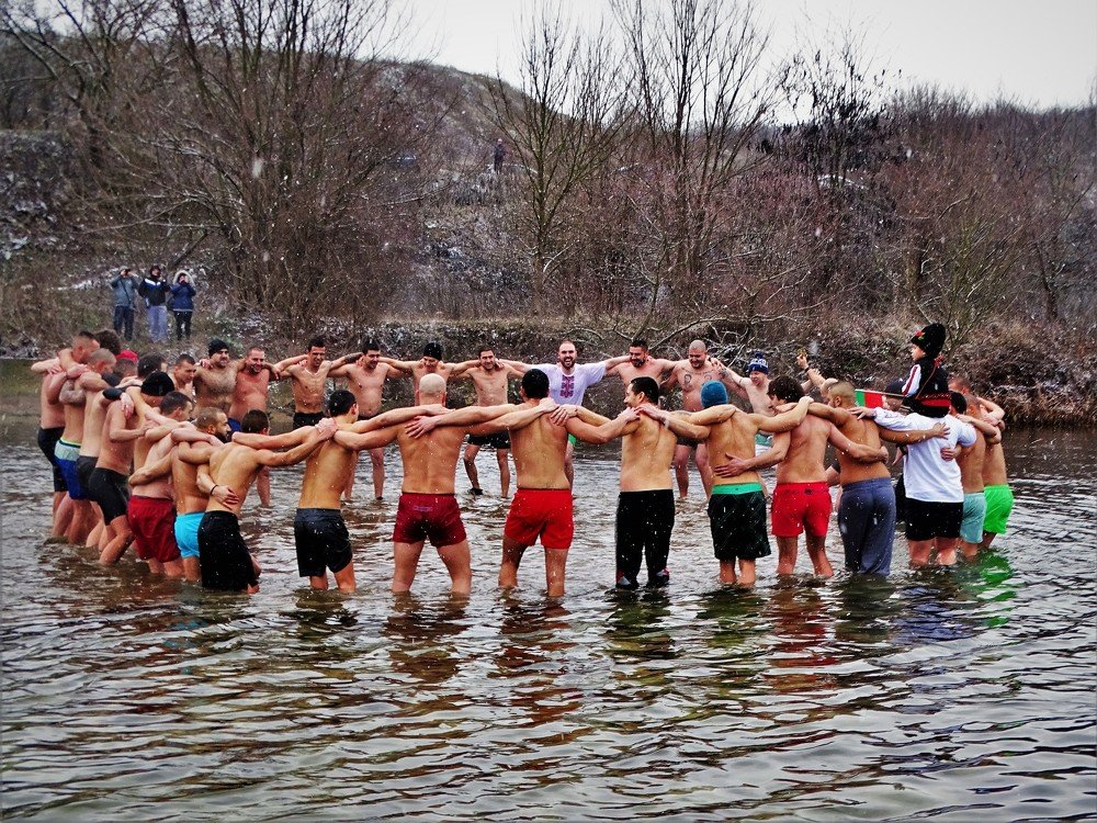 Богоявленский мужской танец / хор / в ледяной воде