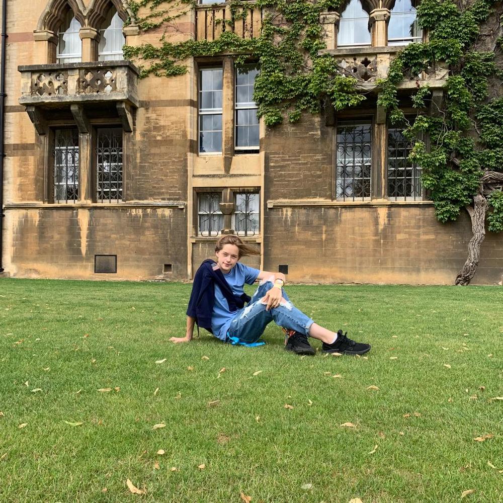 Дочь на фоне старинного строения.