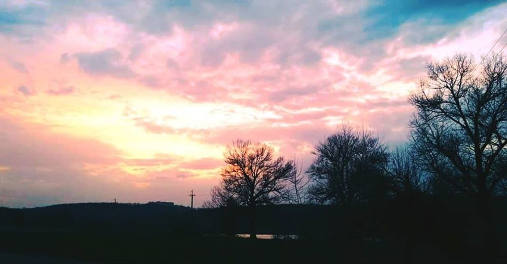 Розовый закат у озера