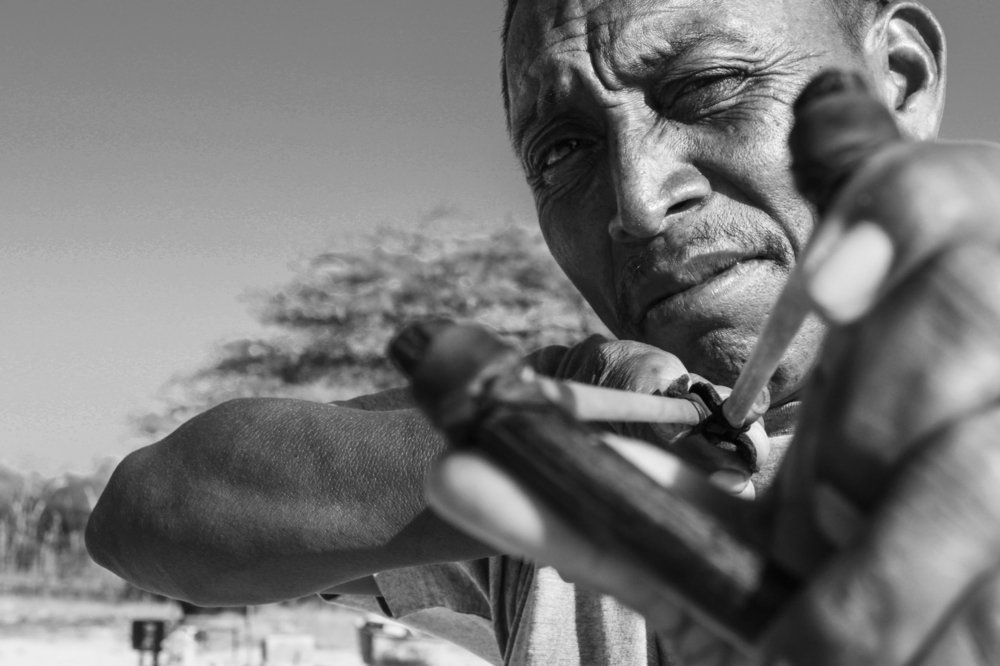 Hombre Wayúu con Tirachinas.