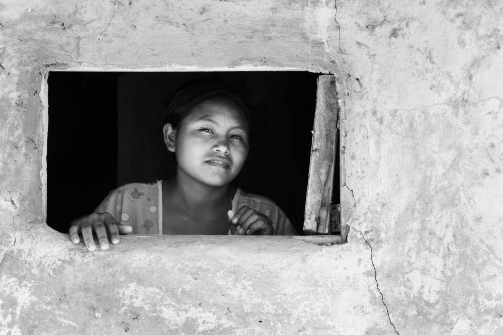 Mujer joven Wayúu en la ventana.
