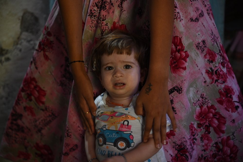 Под маминой защитой/Under mother's protection.