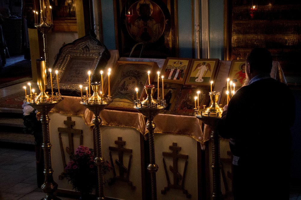 Перед святыми иконами.