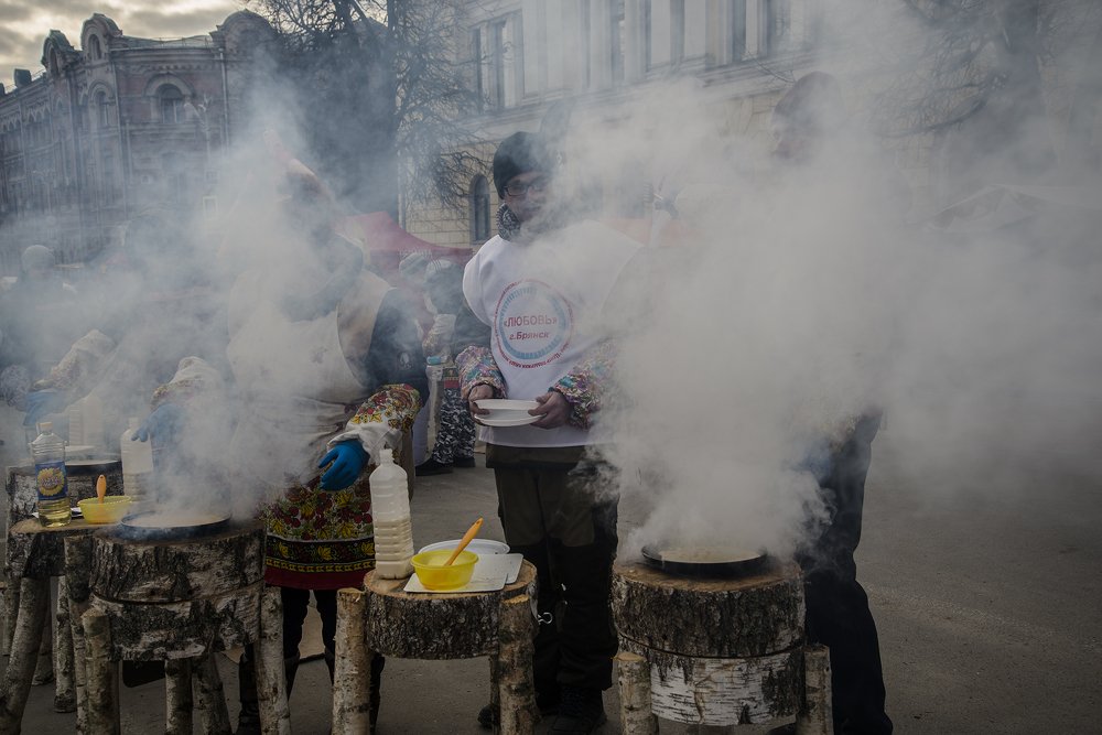 Масленица. Блины на пеньках