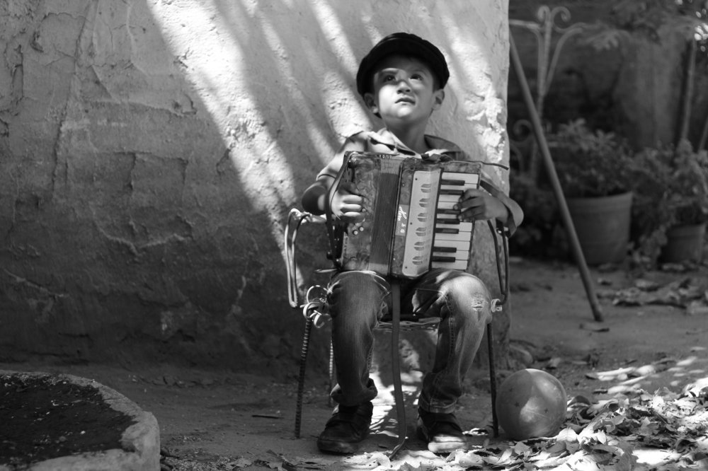 Niño con acordeón