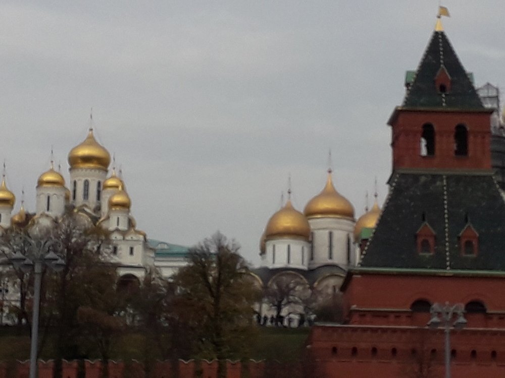 Под небом голубым есть город золотой...........