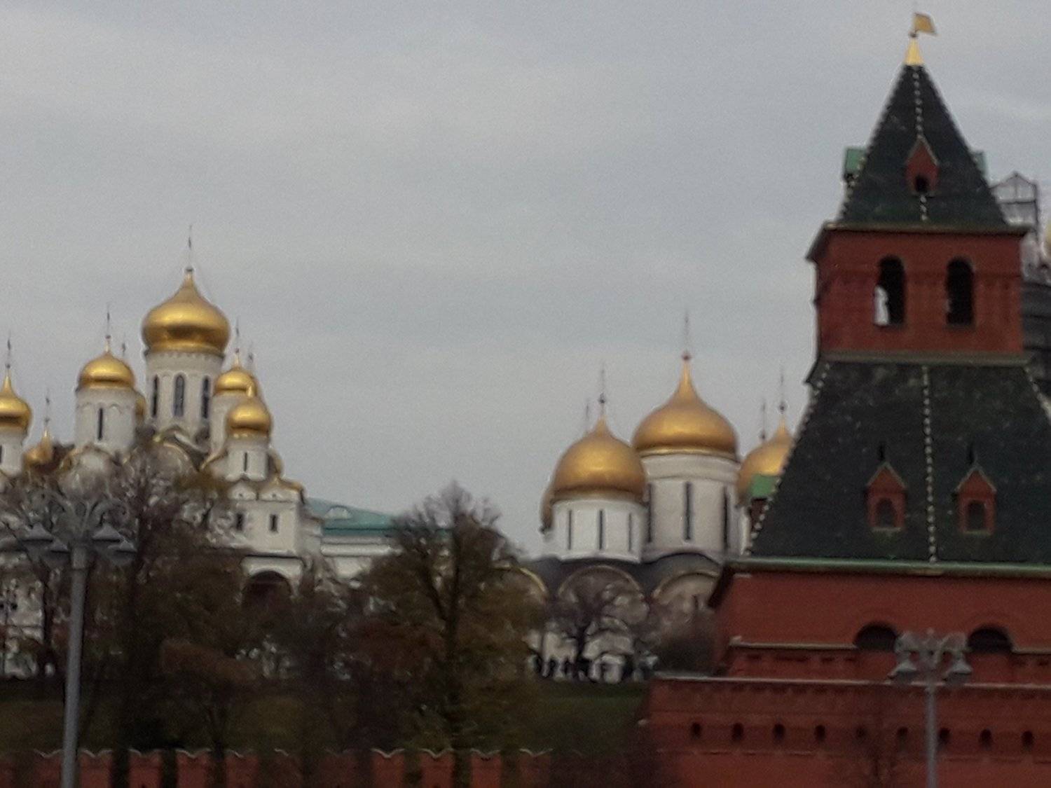 Под небом голубым есть город золотой...........