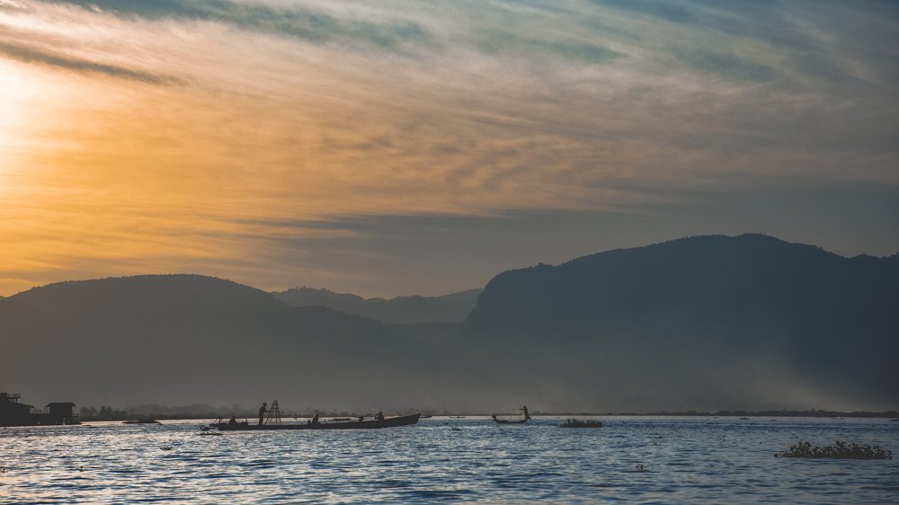 SUNSET IN INLE LAKE