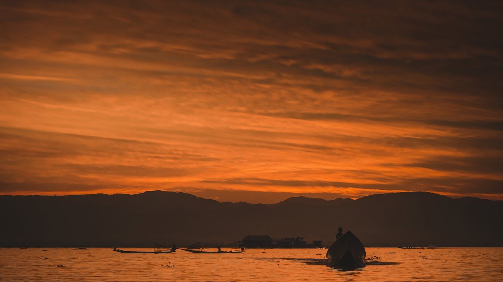 SUNSET IN INLE LAKE