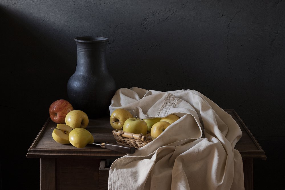 С яблоками и тканью