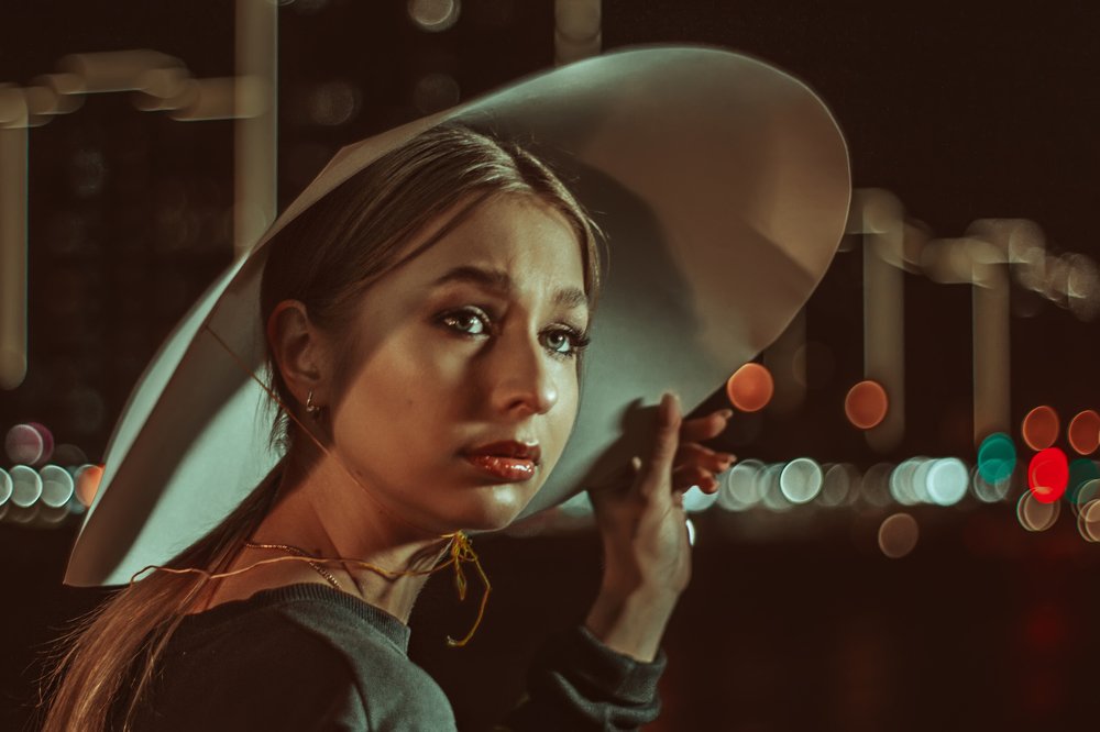 Девушка и город