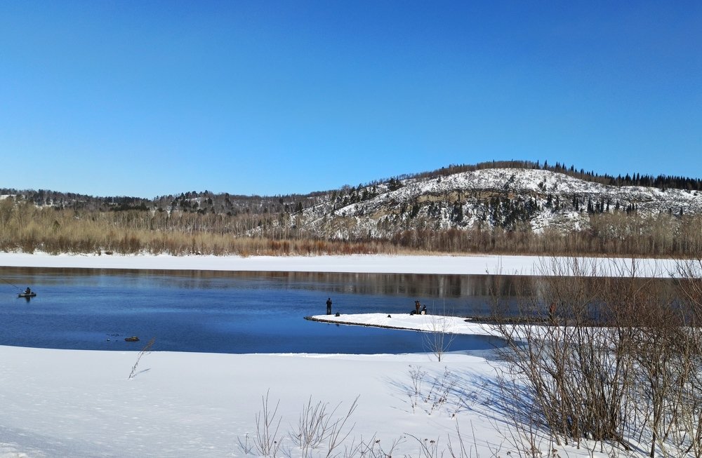 Река Томь в зимние морозы