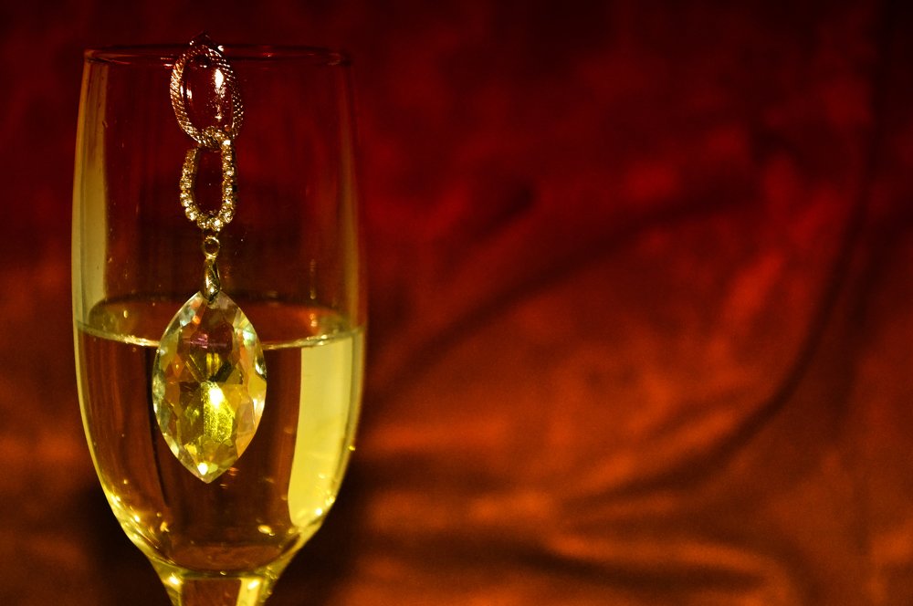 Бокал и украшение