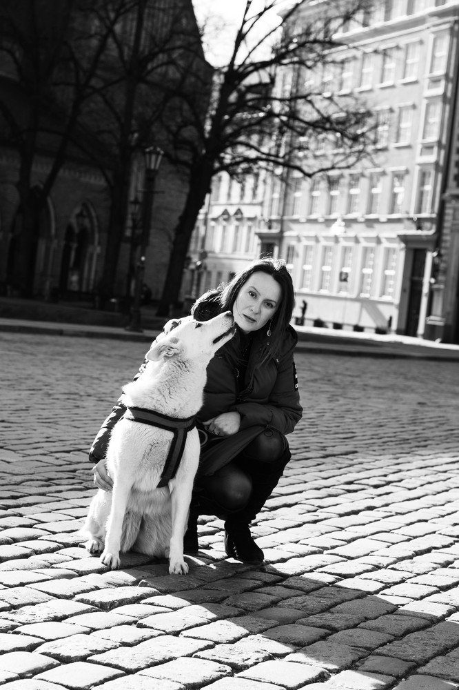 Женщина и собака в пустом городе