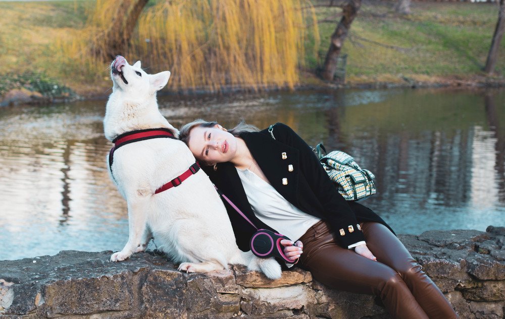 Девушка с собакой