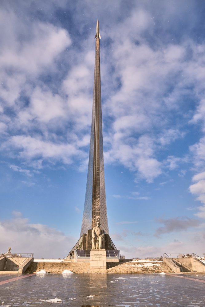 Покорителям космоса