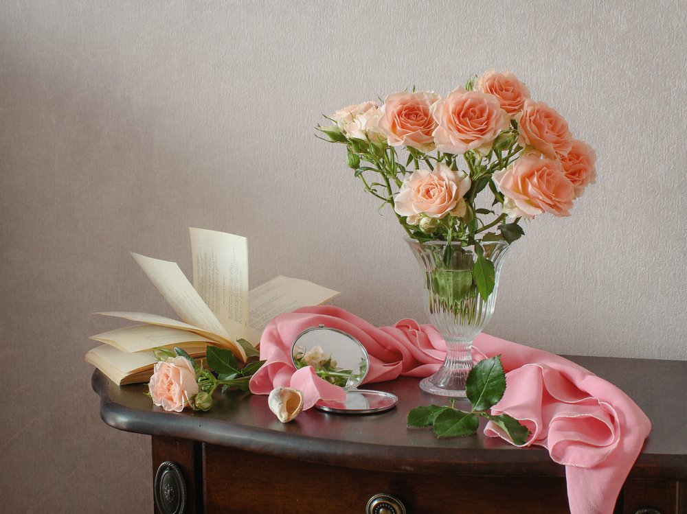 Натюрморт с розами и зеркальцем