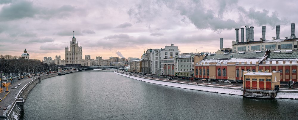 Панорама Москворецкой набережной.