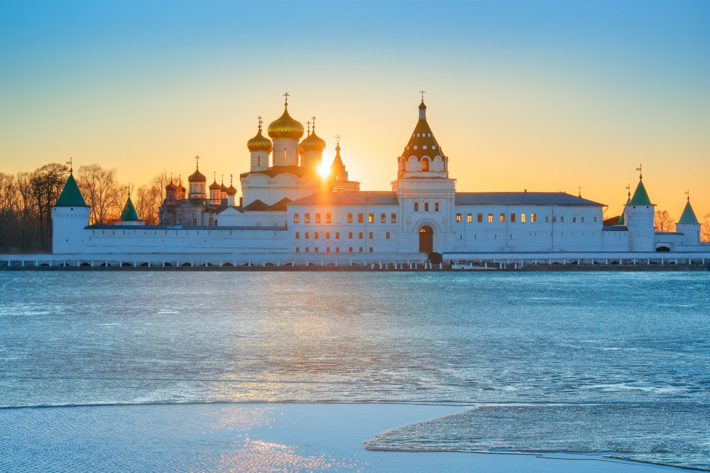 Вид на Ипатьевский Монастырь с берега р.  Костромки