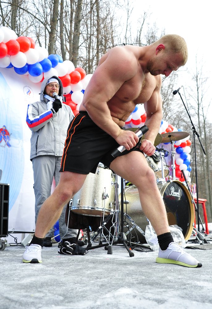 Сергей Разудалов сворачивает сковороду