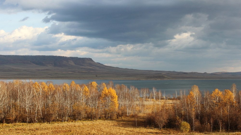 Тучки ходят над водой...