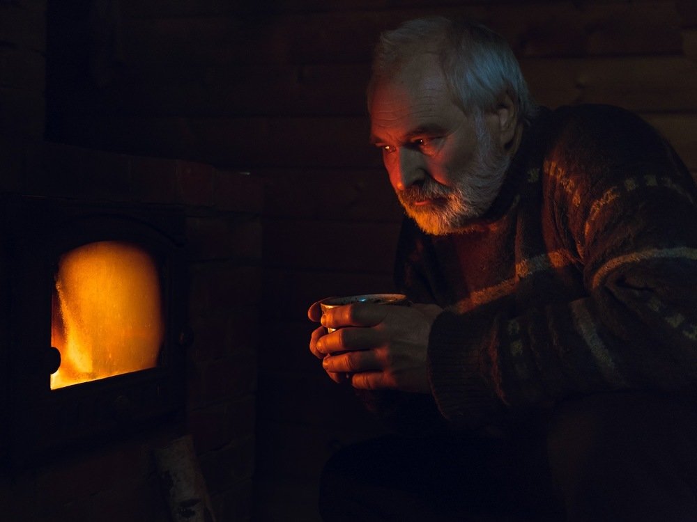 В свете огня.