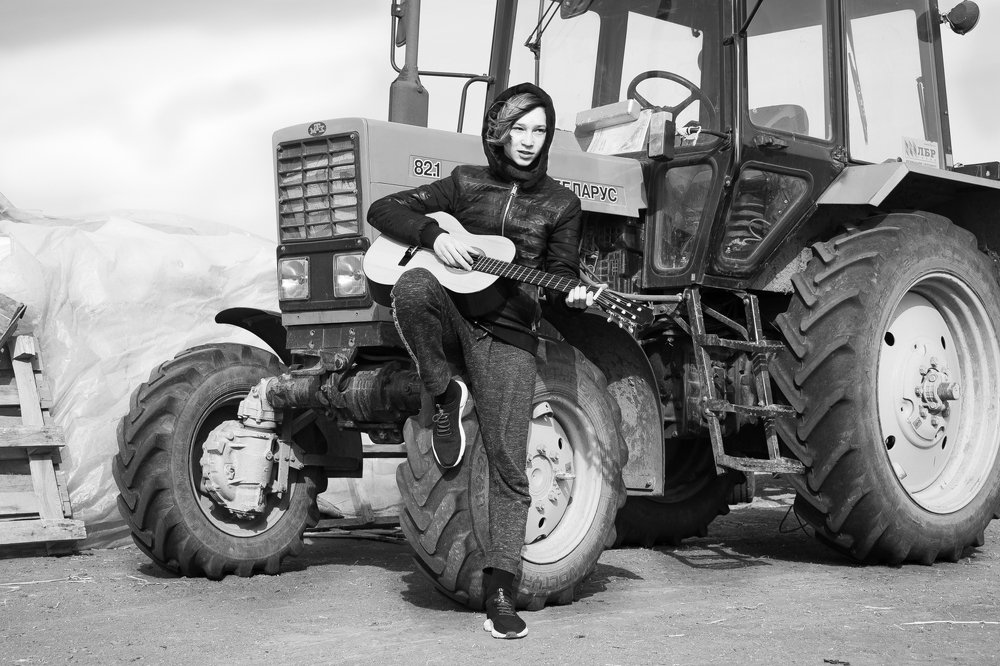 ПАРЕНЬ С ГИТАРОЙ