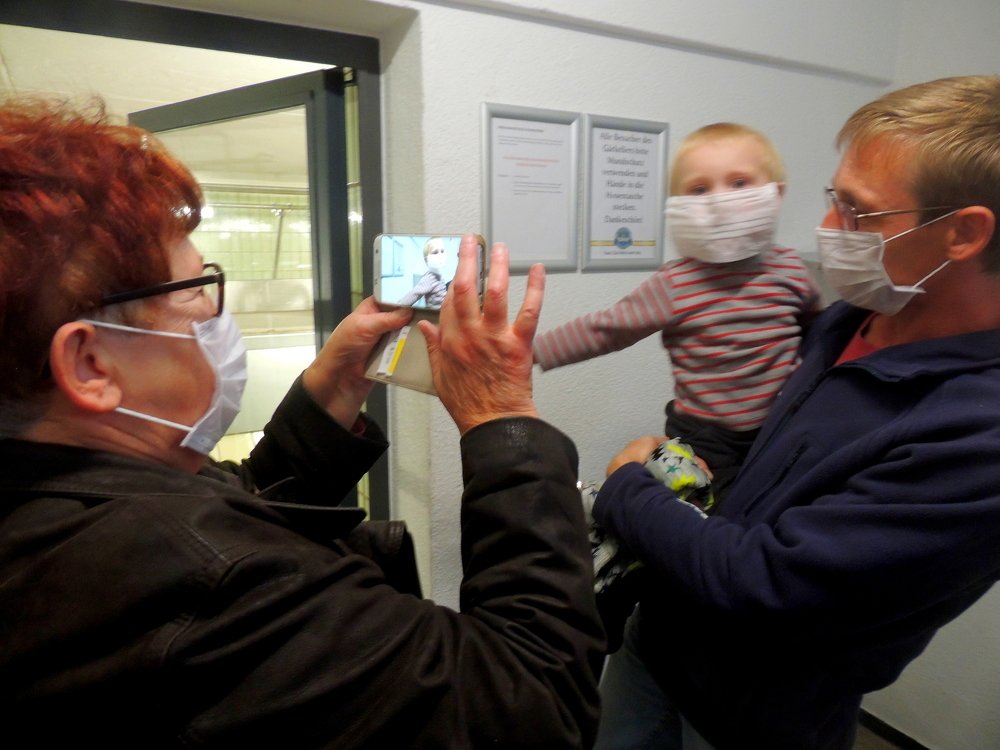 Бабушка фотографирует