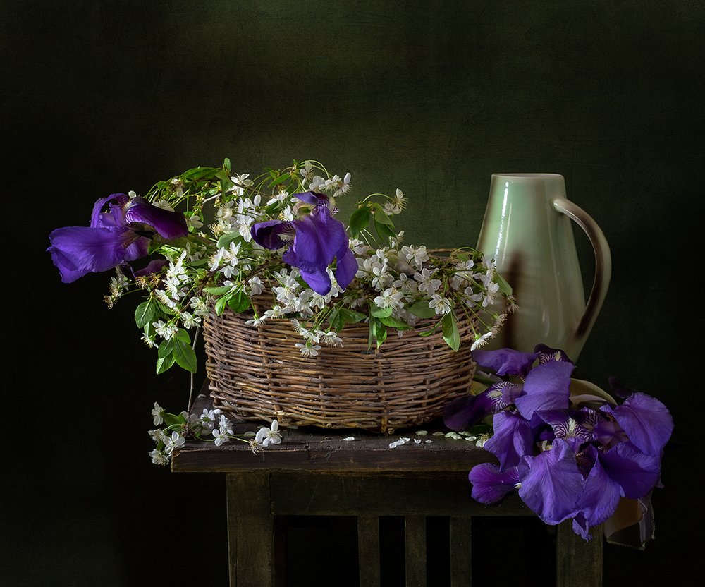 С ирисами и вишней