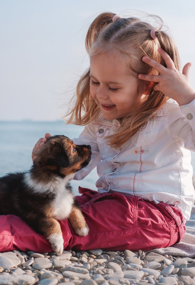 Девочка и щенок