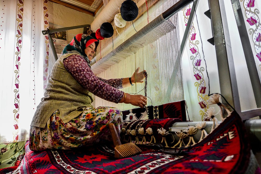 ^^ Halı dokuyan yörük kadını...