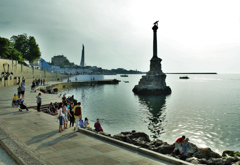 Памятник затопленным кораблям в Севастополе.