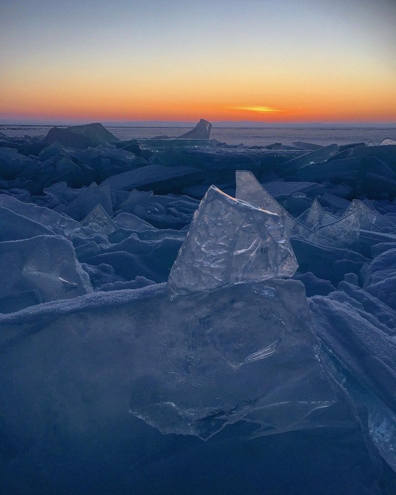 Волшебный лёд Байкала на рассвете.