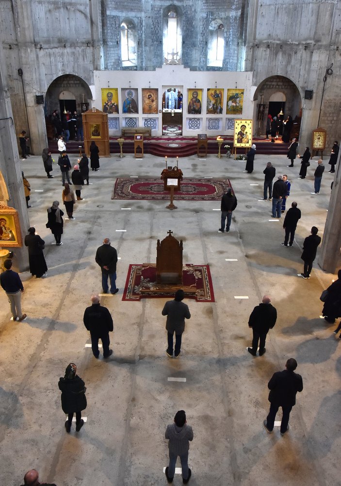 В грузинских церквях начали разметку мест для молитвы. Таким образом верующие смогут соблюдать безопасную социальную дистанцию.