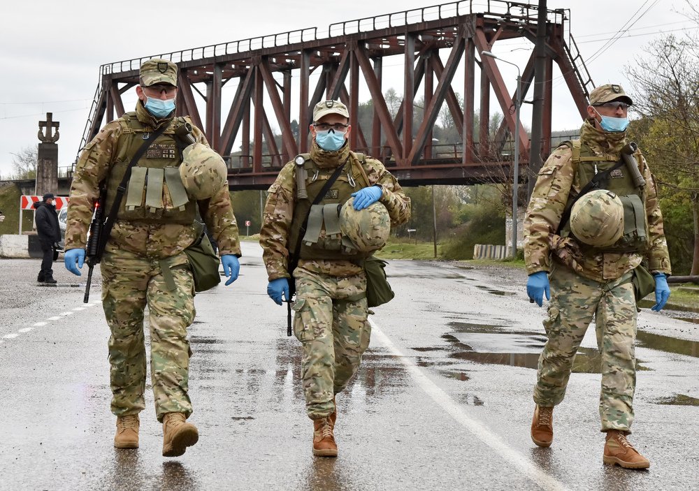 военные на границе зоны карантина