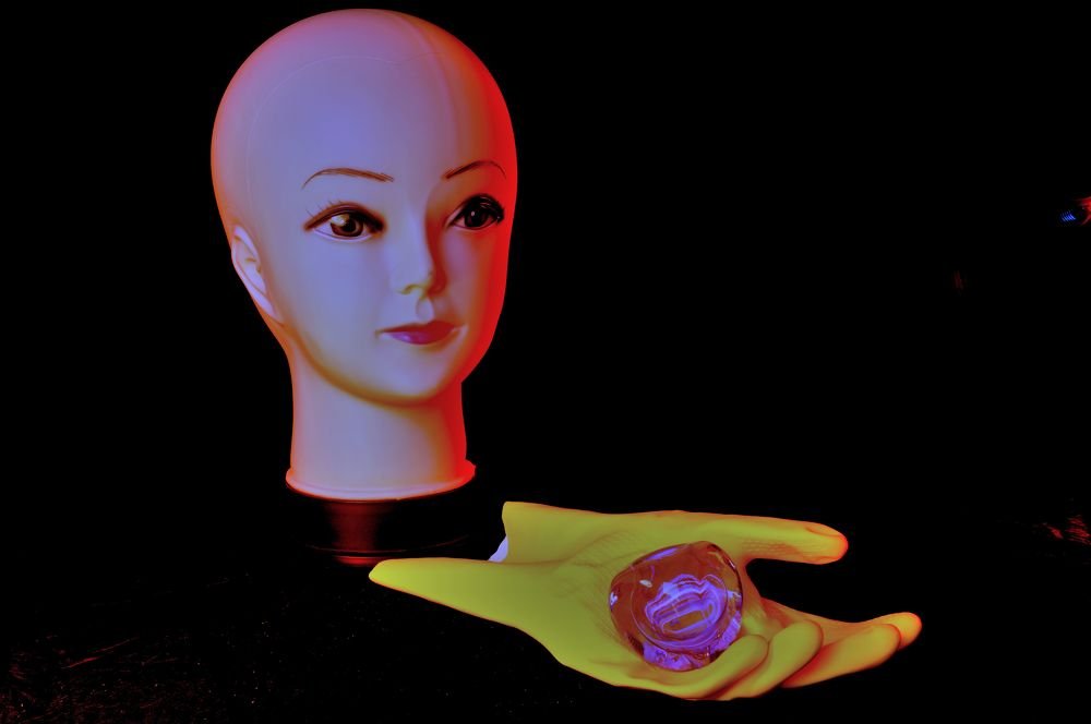 Skulls, crystals, glass, flowers: alchemy of objects