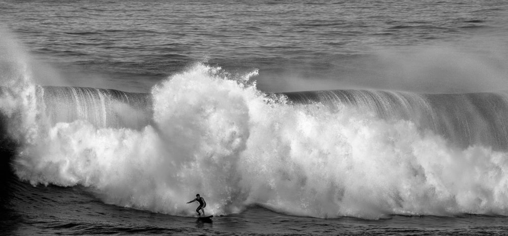 Gigantic waves during Master Pipe-line competition in Hawaii