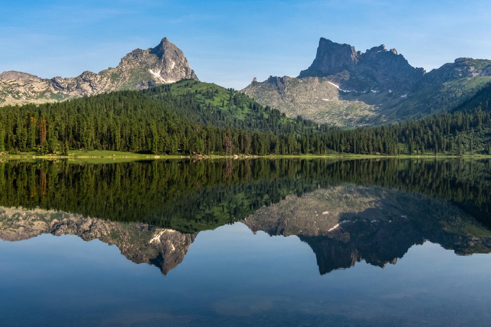 Пик Птица и пик Звёздный с озера Светлое.
