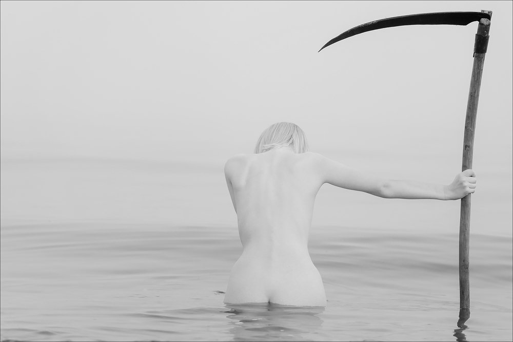 опираясь на дно