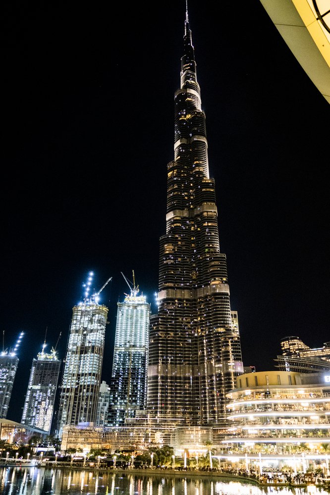 Башня Бурдж-Халифа в свете ночных огней... Дубай, ОАЭ...
