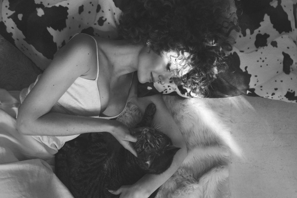 Девушка с КОТОМ