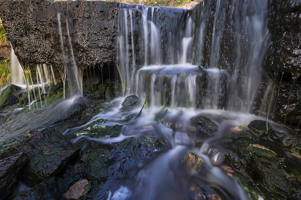 The small waterfall.