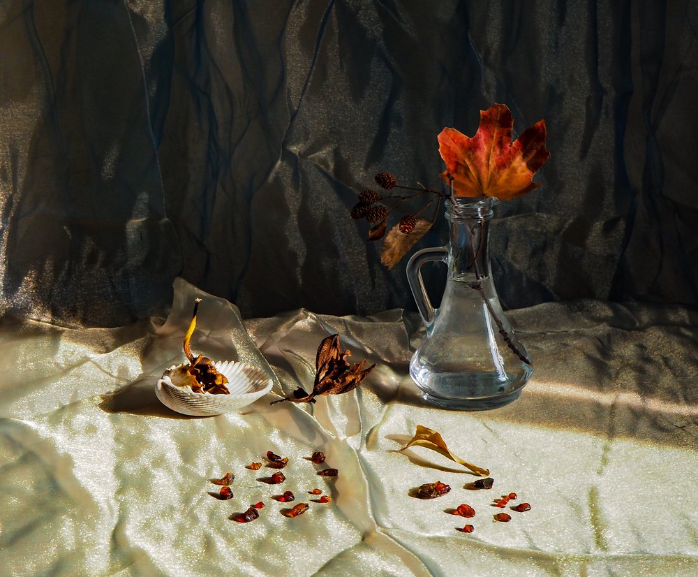 Натюрморт с янтарем и сухими листьями